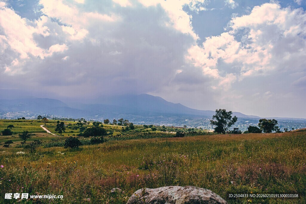 草原风光 远山与蓝天白云
