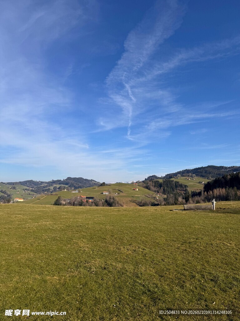 广阔草原与蓝天美景