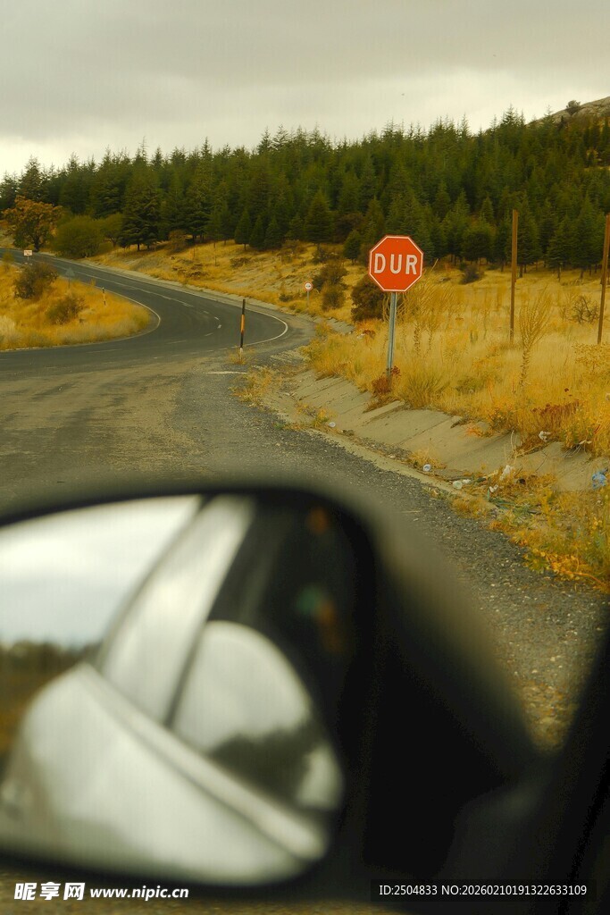 公路边的停车标志