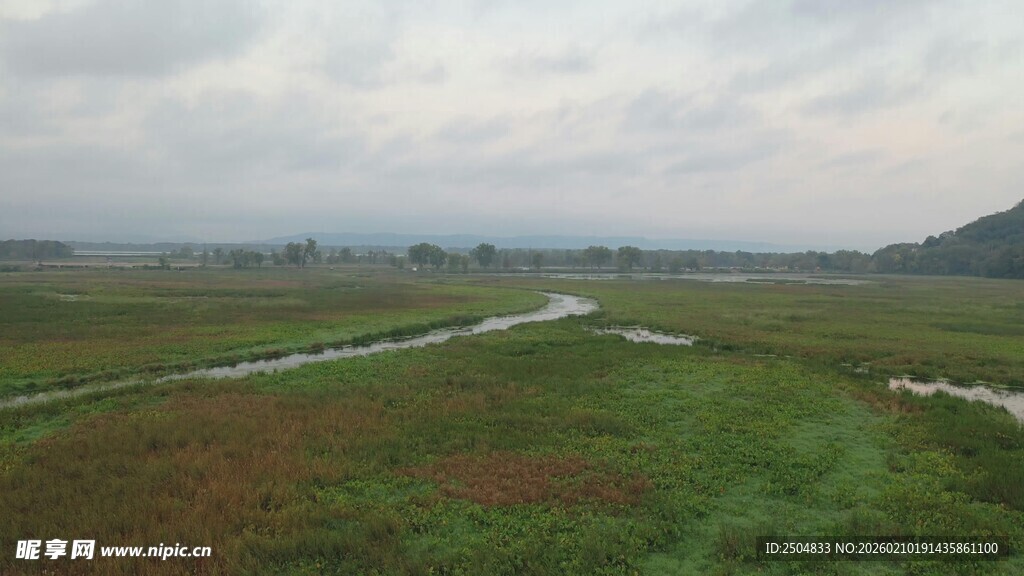 田野间的蜿蜒小路