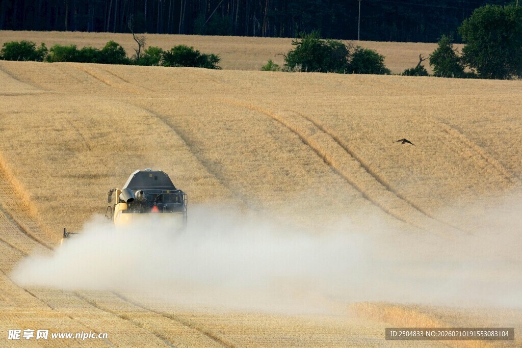 田野中作业的农机