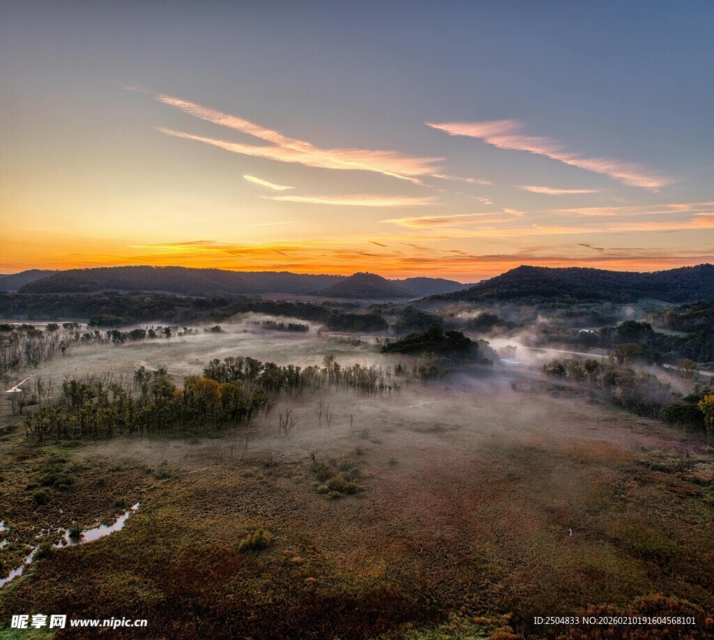 日出时分山间晨雾美景