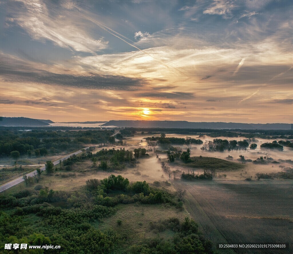 日落时分的广袤田野风光