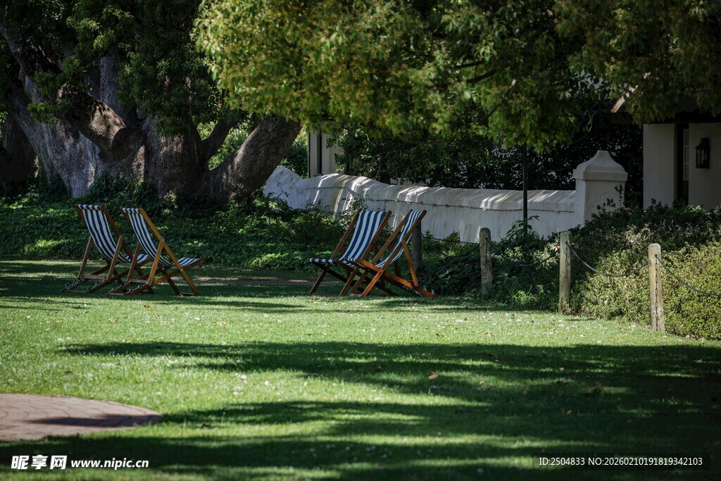 户外草坪上的休闲折叠椅