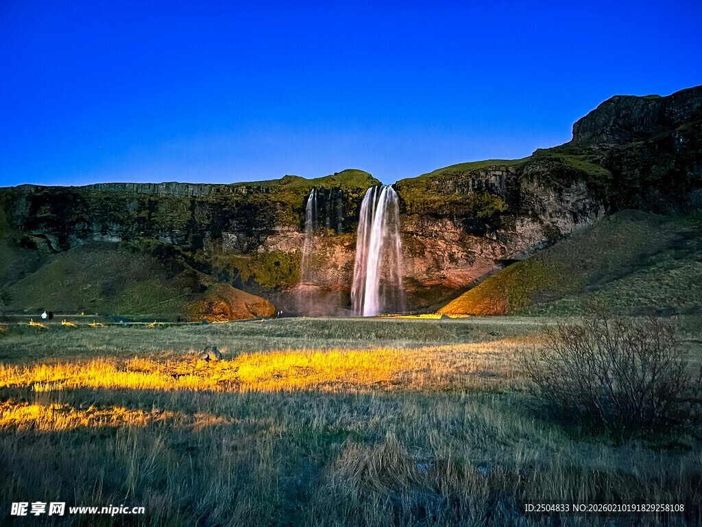 黄昏下的壮美瀑布与花海