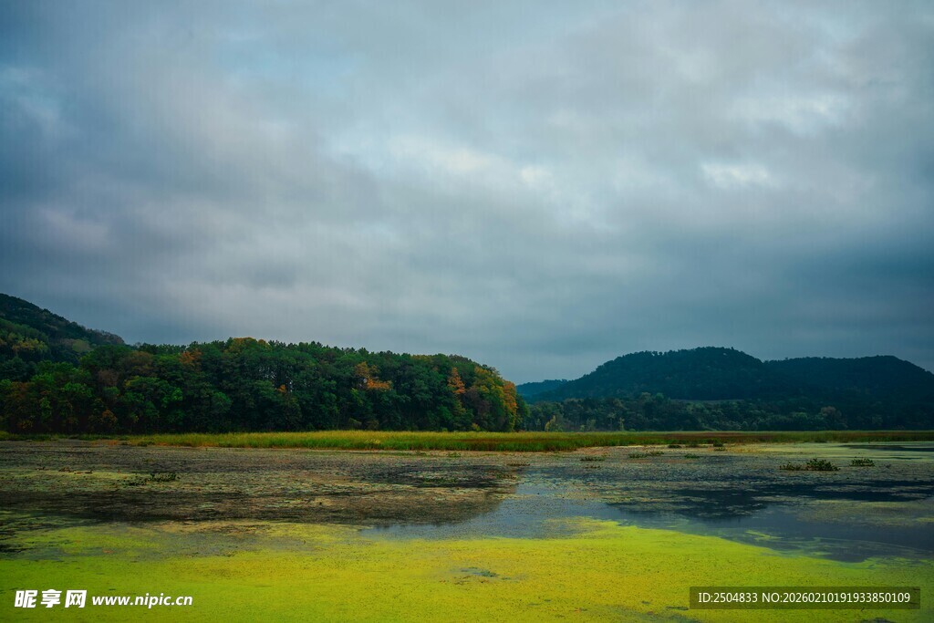 湖畔绿野 云雾缭绕之景