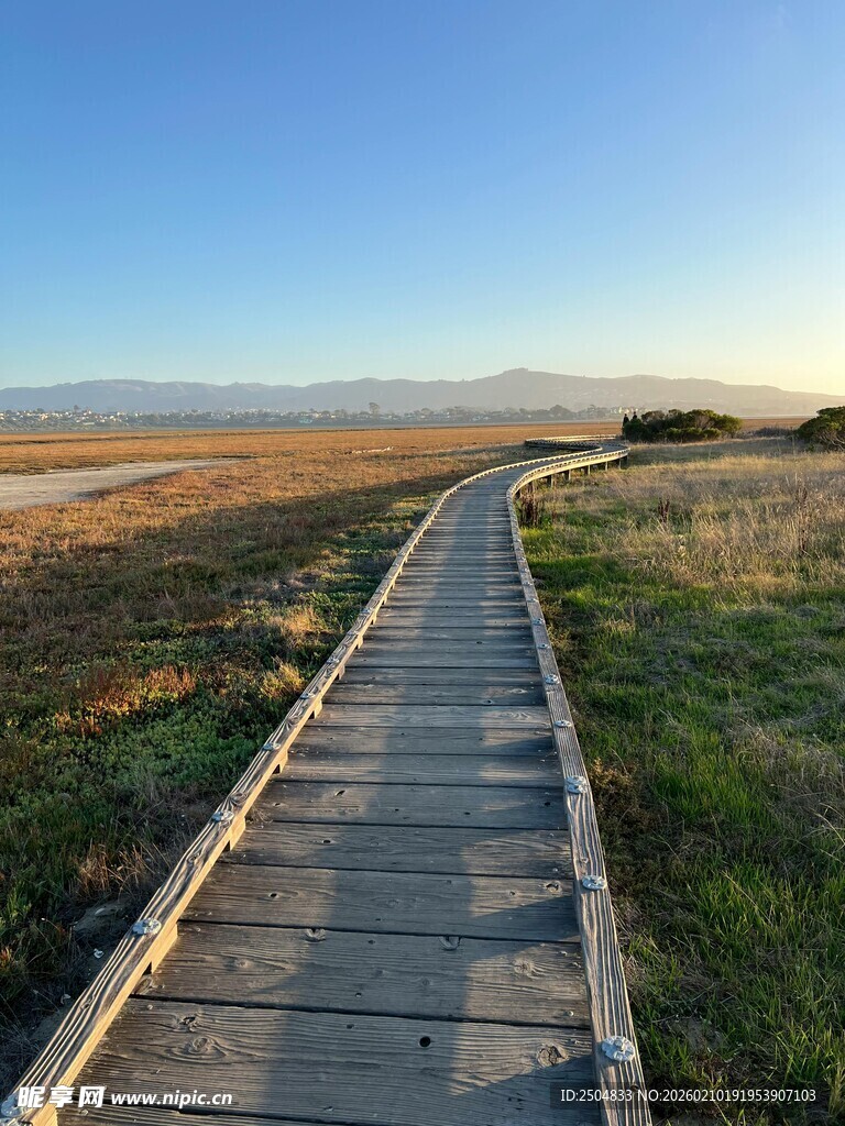 漫步木栈道 赏自然美景