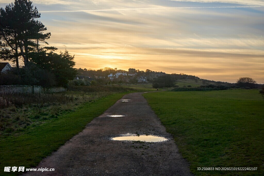 夕阳下的乡间小径