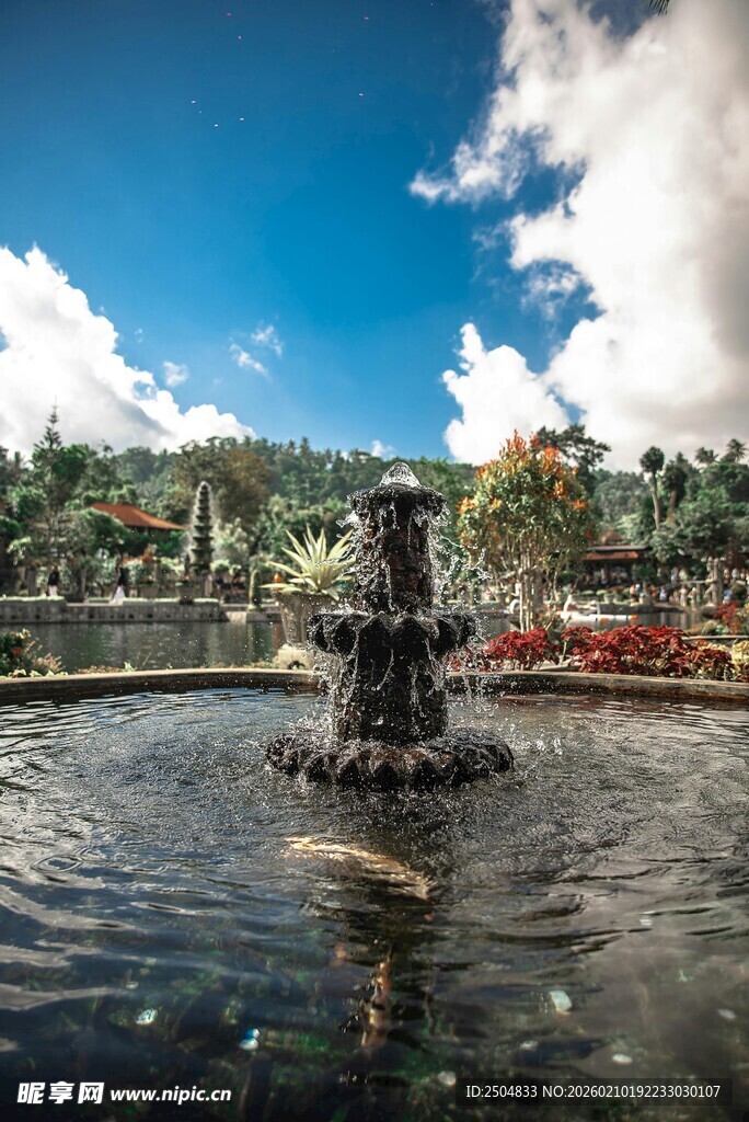 美丽喷泉与自然风光