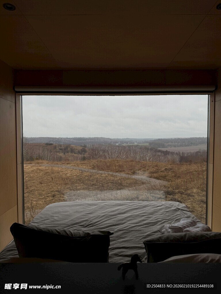 窗边卧榻赏辽阔原野风光