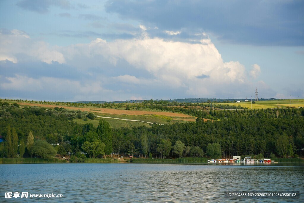 湖畔风光 船只静泊于碧水