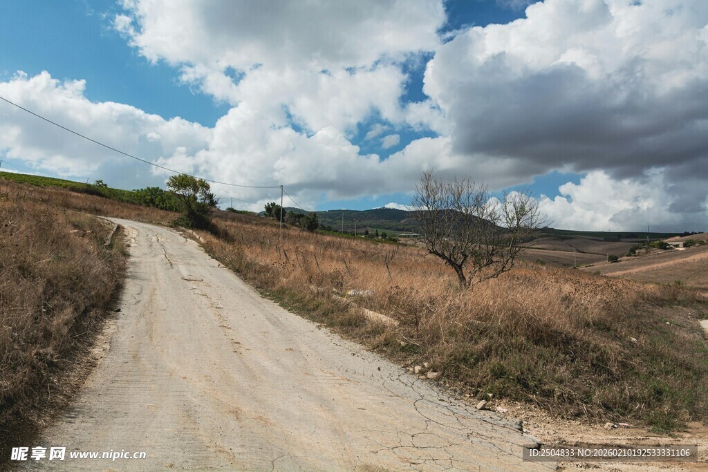 乡间土路 蓝天白云相伴