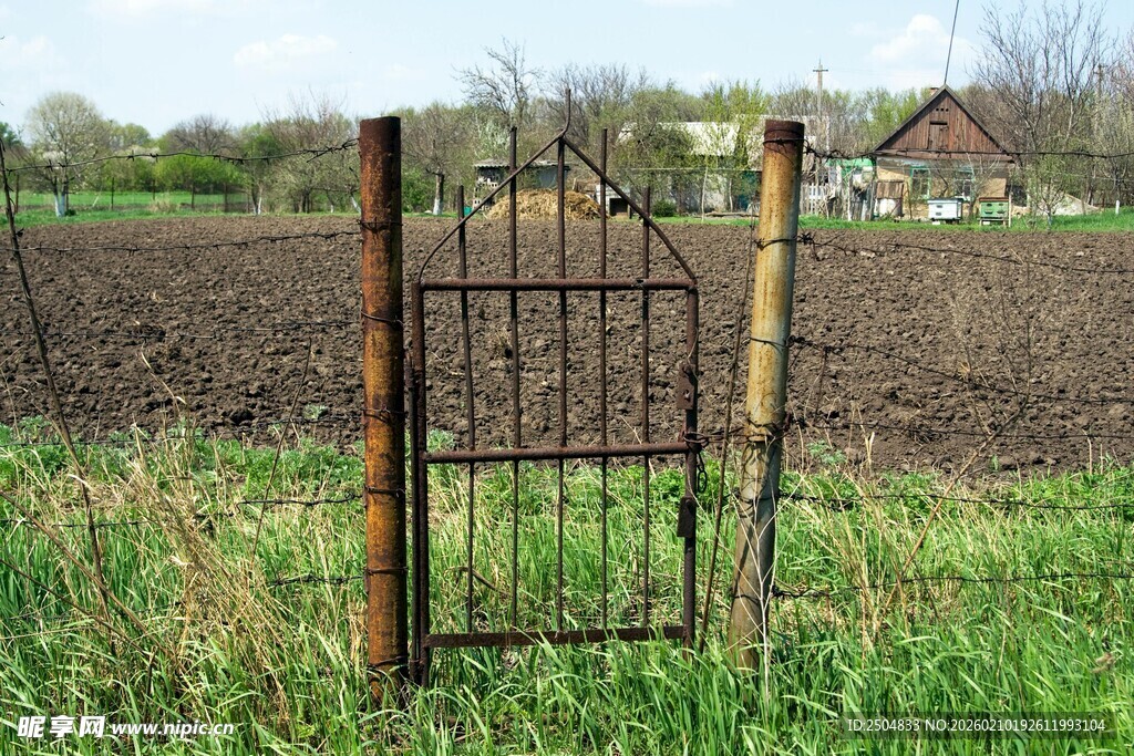 田野中的老旧铁艺栅栏