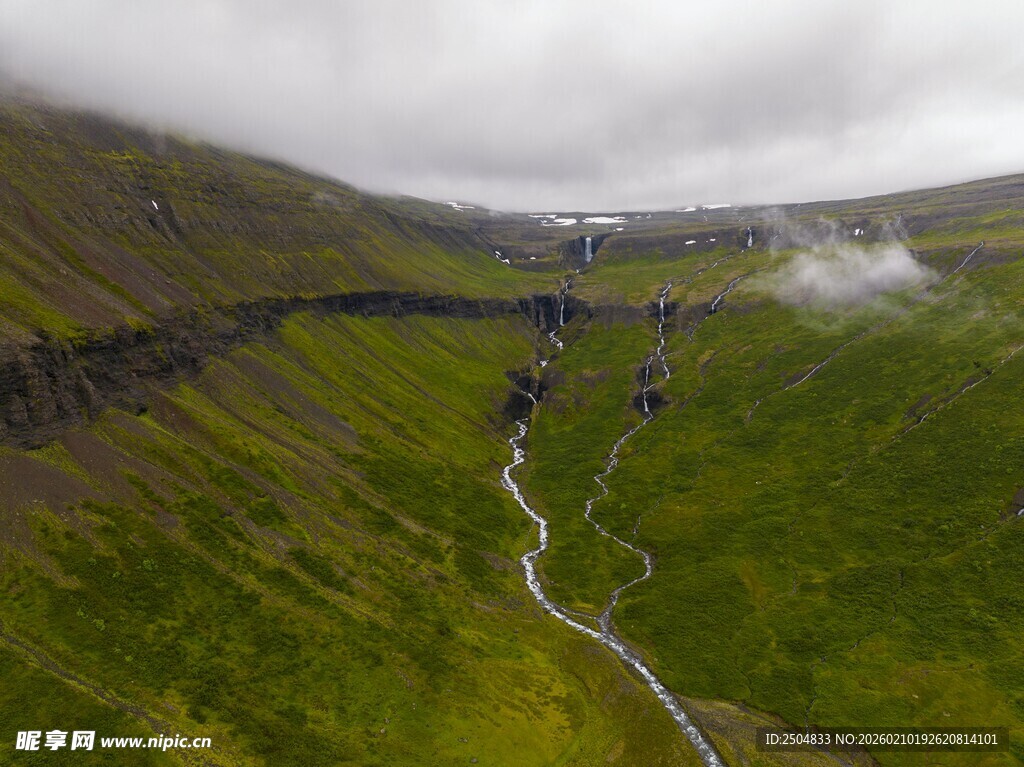 山间绿野中的蜿蜒溪流