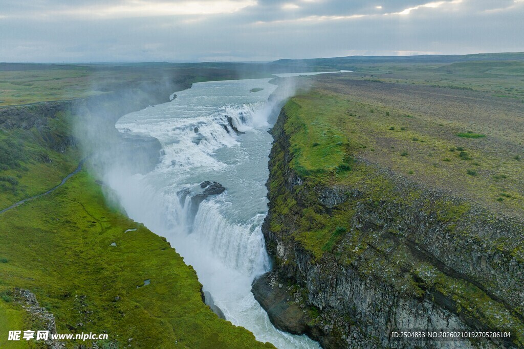 冰岛壮丽瀑布俯瞰美景