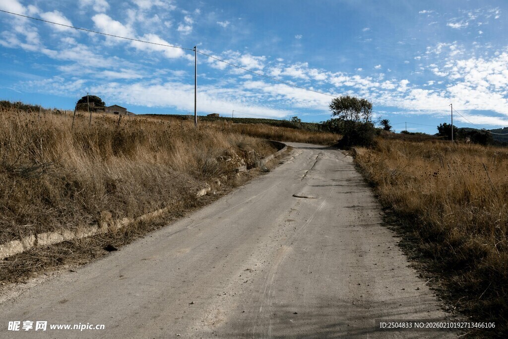 乡间小路 蓝天白云下的风景