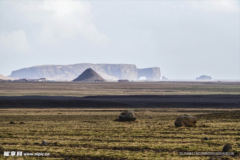 广袤原野上的壮丽远山