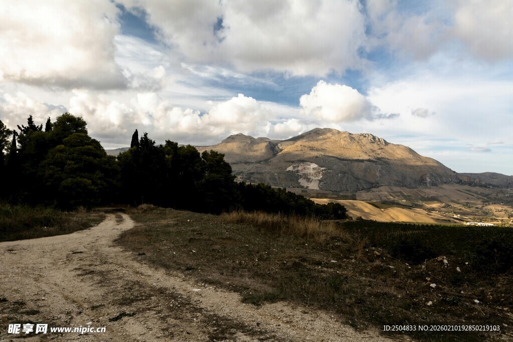 山间土路 远处山峦与云景