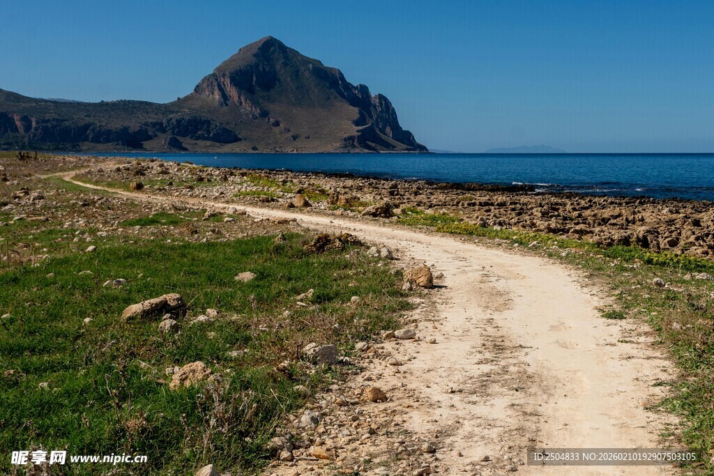 海边小径通向远方山峦