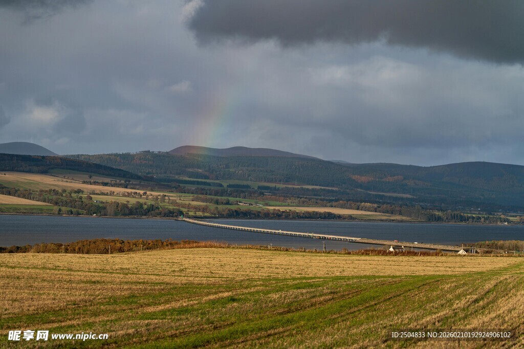 草原上的雨后彩虹美景