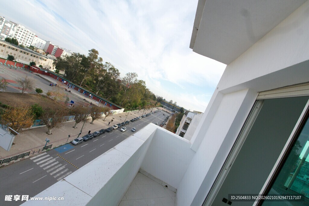 阳台视角下的城市街景