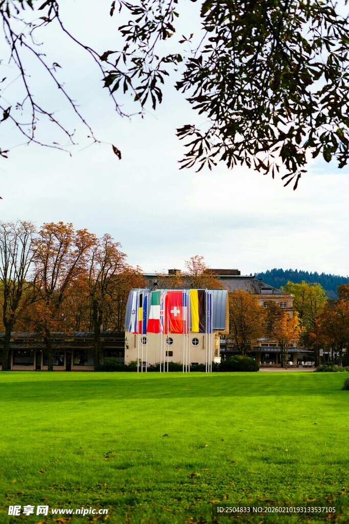 户外草坪上的多彩展示物