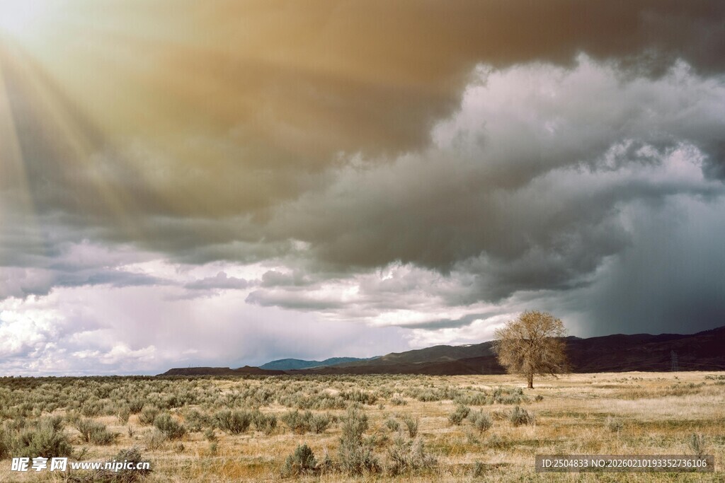 旷野中的风云变幻景象