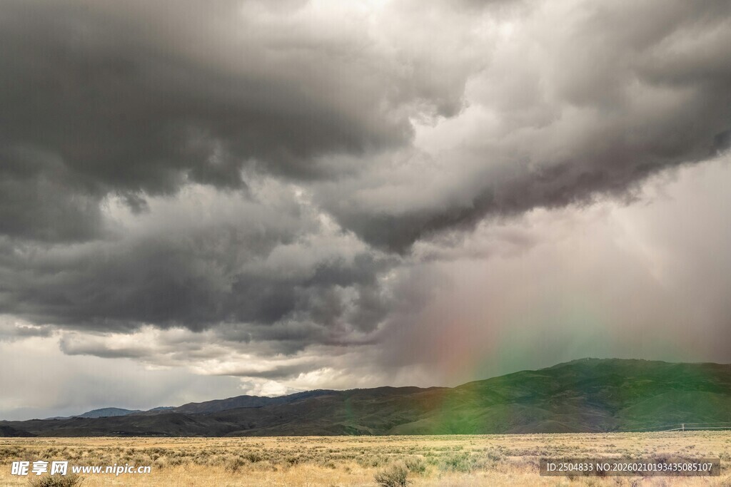 乌云下的绚丽彩虹