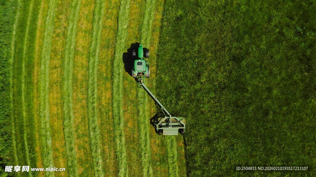 空中俯瞰农田农机作业