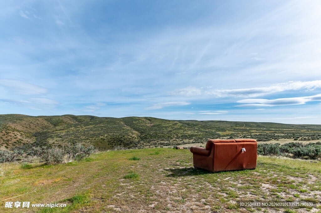 旷野中的红色小屋