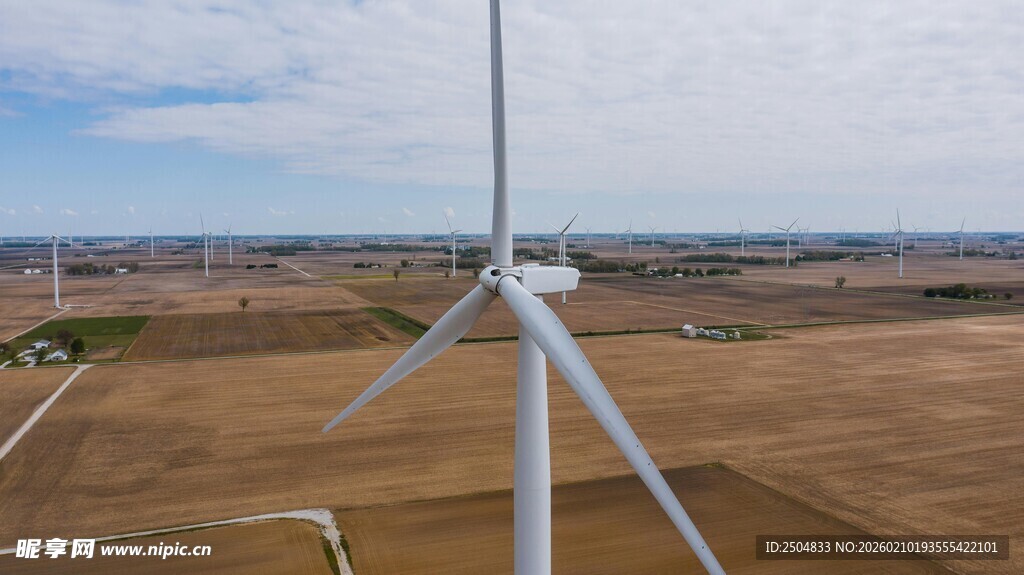 田野上的大型风力发电机
