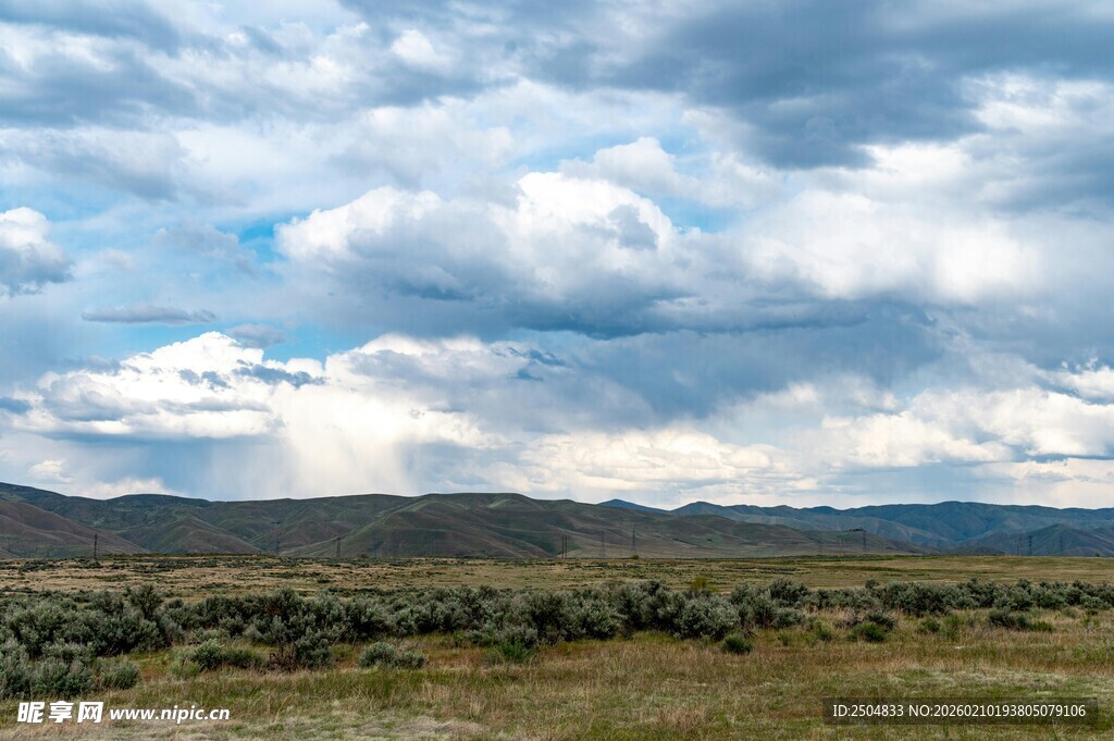 草原上的蓝天白云美景