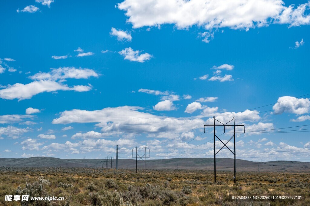 旷野中的电力设施与蓝天