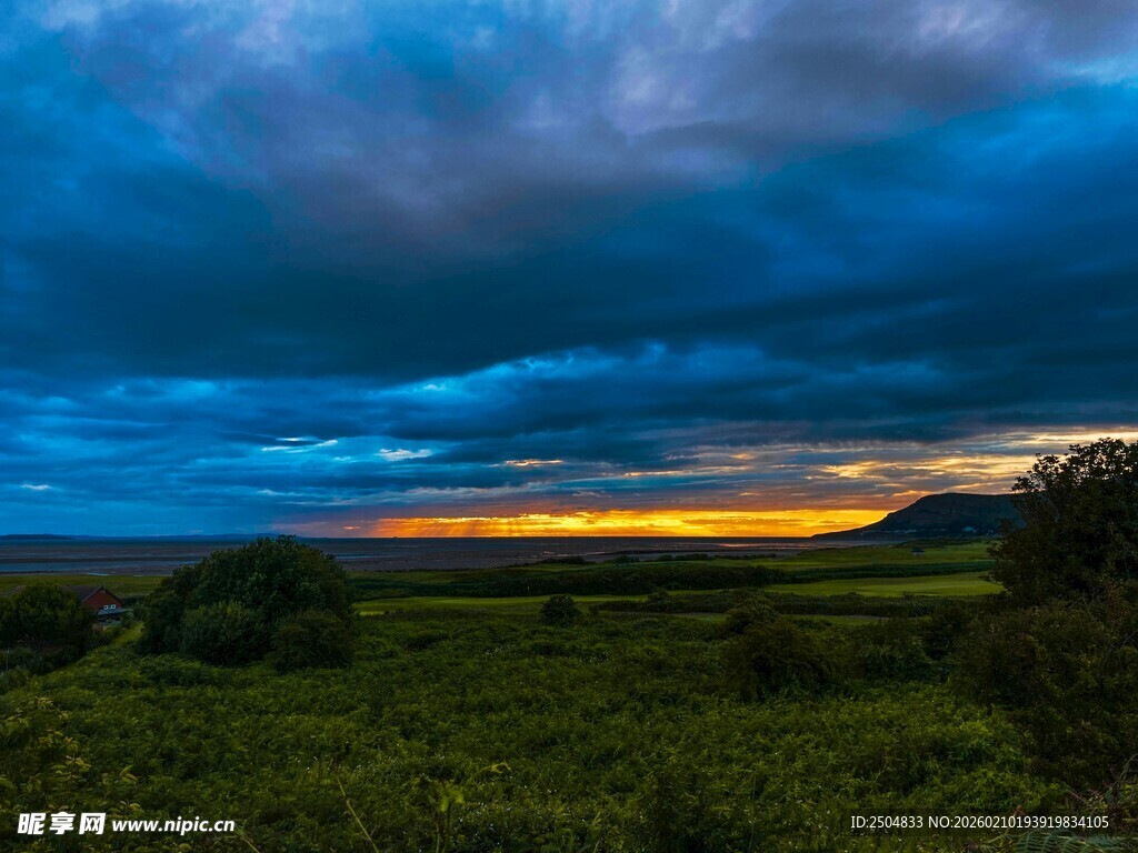 黄昏下的原野壮丽景观