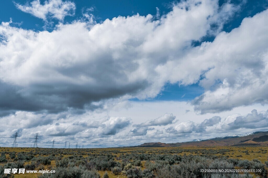 广袤原野上的蓝天白云