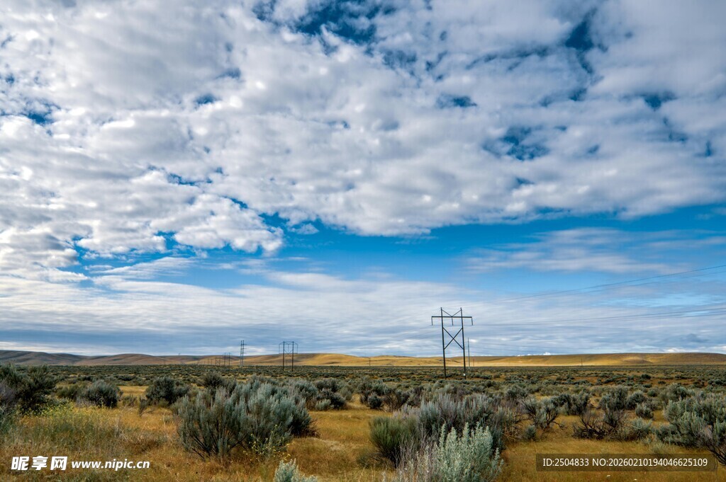旷野蓝天与输电塔风景