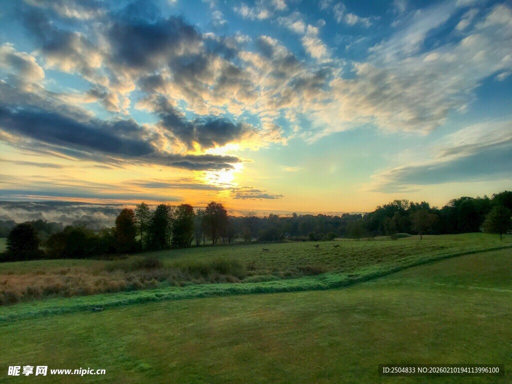 日落时分的广袤田野风光