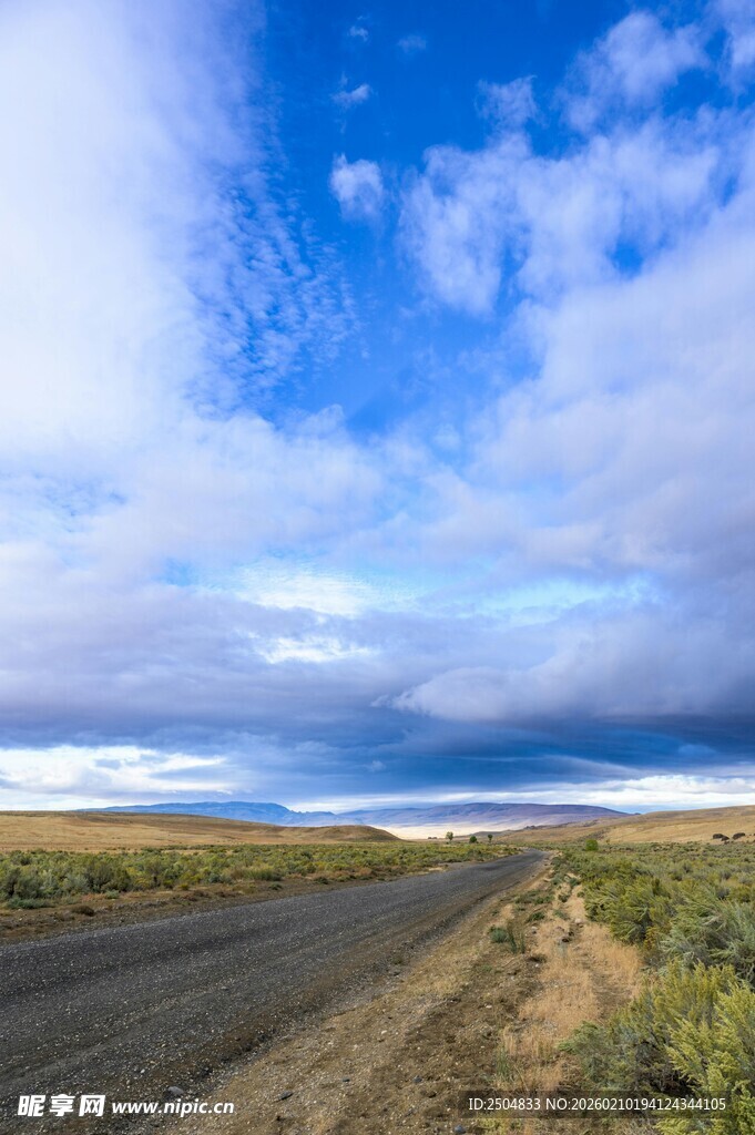 旷野公路 蓝天白云美景