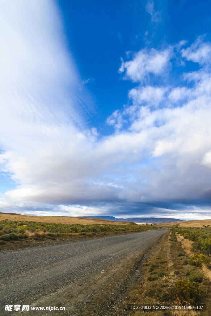 旷野公路 蓝天白云美景