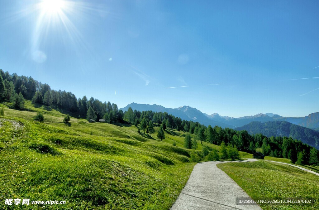 山间小径 邂逅绿野蓝天
