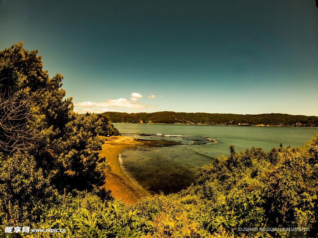湖畔绿野间的美丽风光