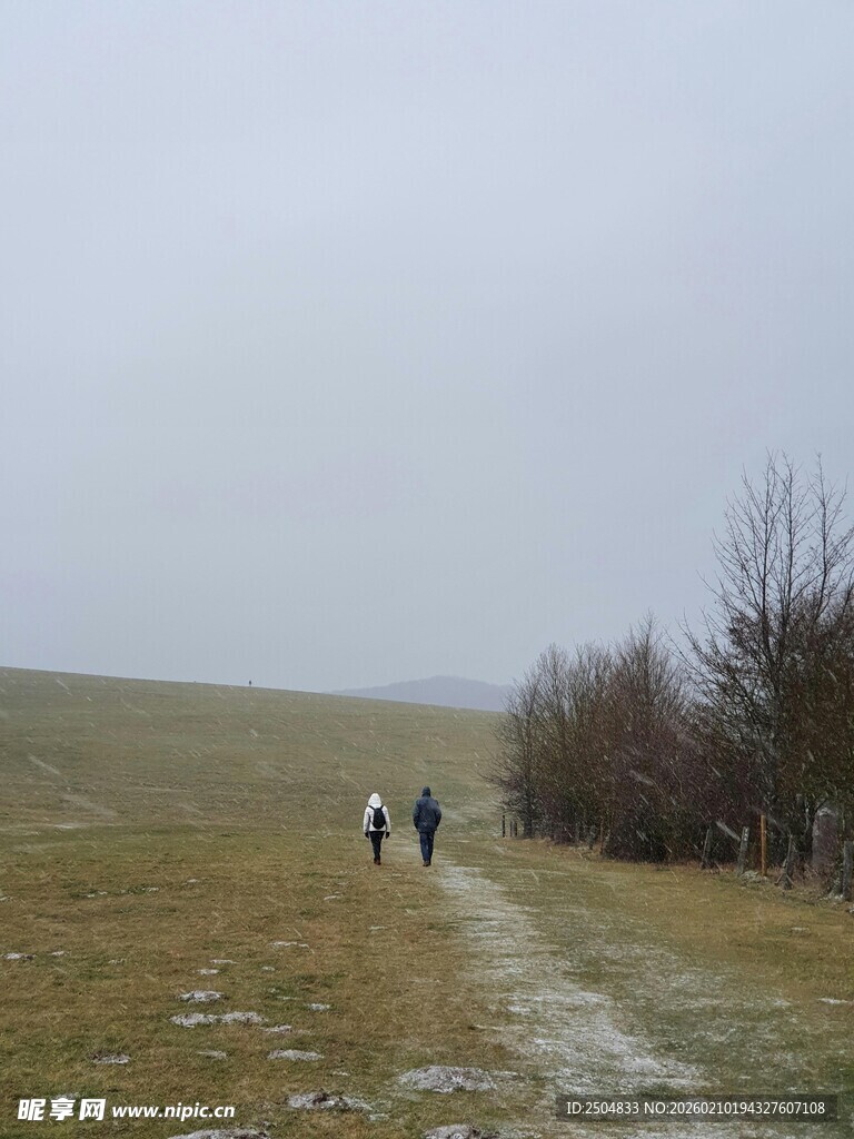 草原小径上的两人漫步