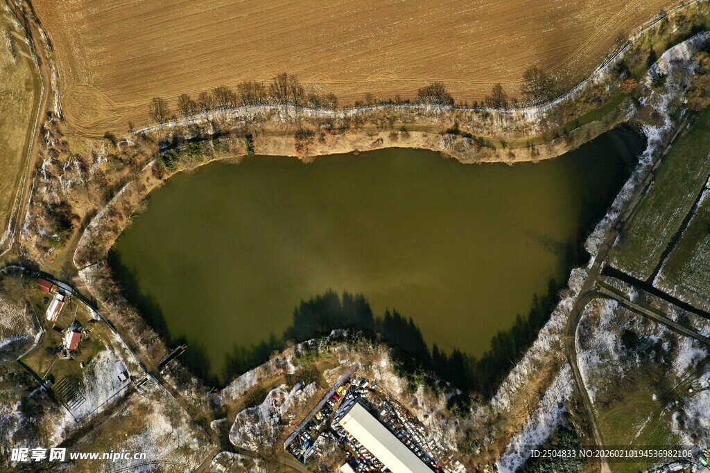 俯瞰农田中的碧绿池塘