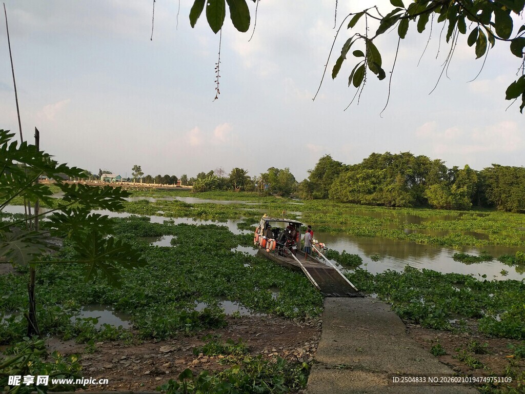 乡村河畔小船静谧景象
