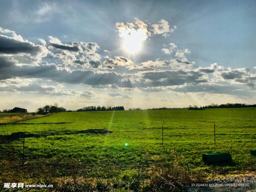 草原晴空 阳光洒落美景