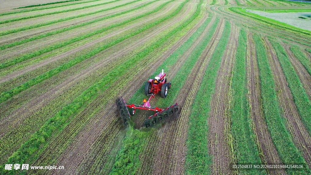 农田中农机作业场景