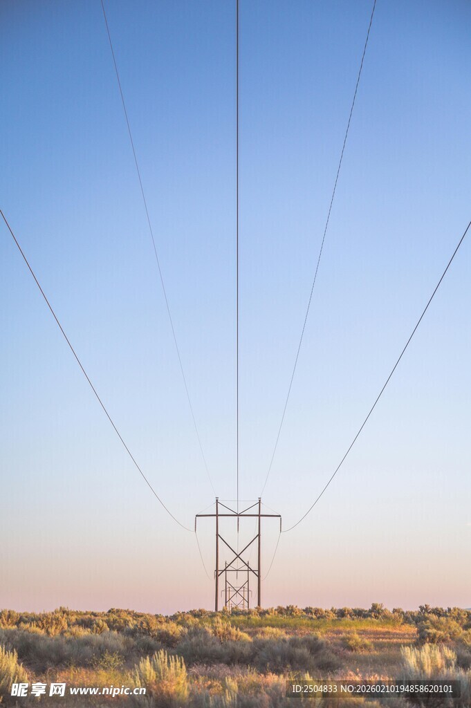 田野上的高压输电线路