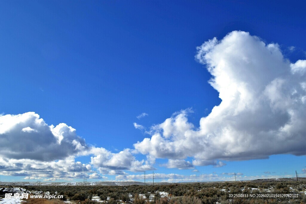 蓝天白云下的开阔景致