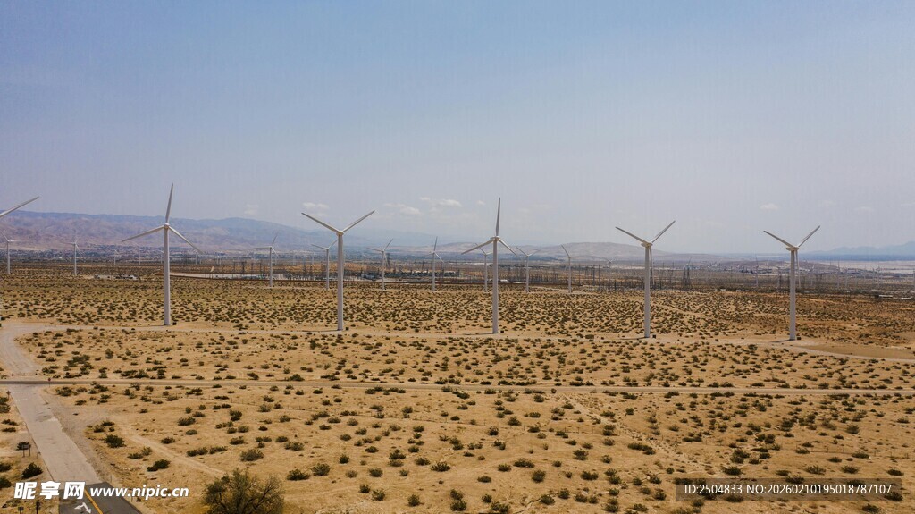  漠中的风力发电机组