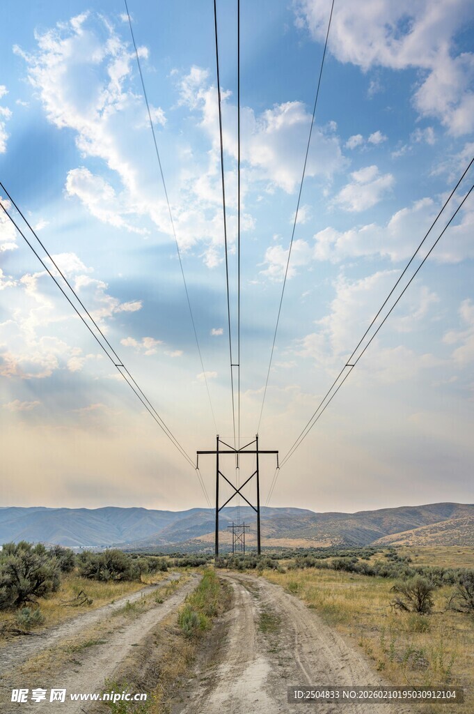 旷野中的电线与乡间小路